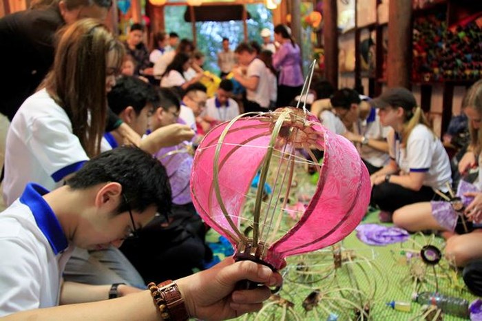 class of making lantern at hoi an ancient town student